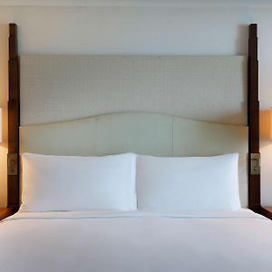 Camera superior accessibile ai disabili con letto king size